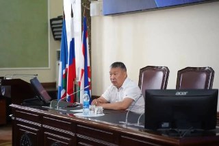 Мэр Якутска Дмитрий Садовников успокаивает сотрудников мэрии
