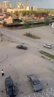 Водитель Toyota Mark II устроил утренний дрифт в жилом комплексе